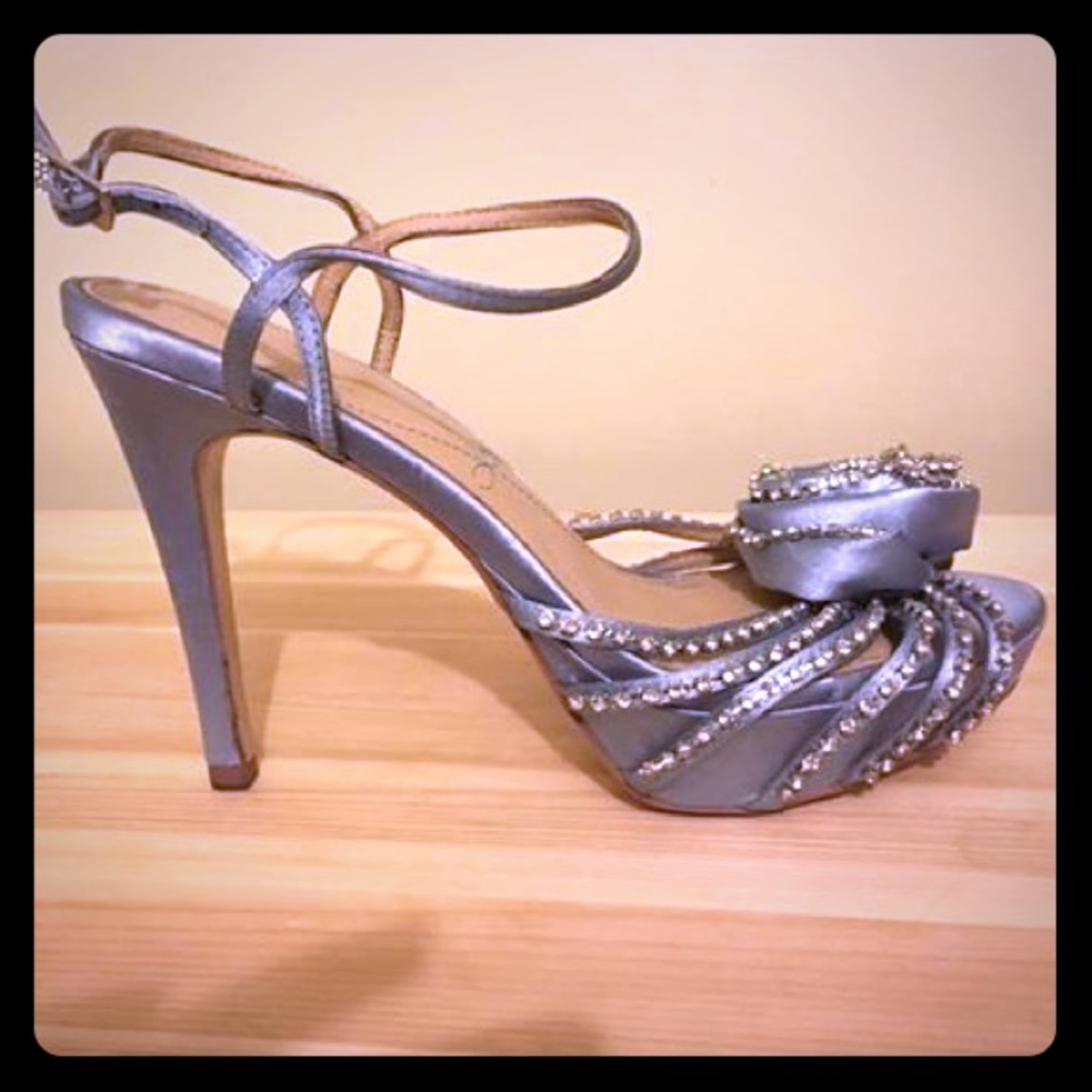 Le Soir Pour La Victoire satin dusty blue pumps.